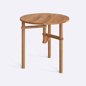 Lat Yemek Masası 78 x 78 cm, %100 masif kayın, beyaz zeminde üç çeyrek açıdan stüdyo çekimi
