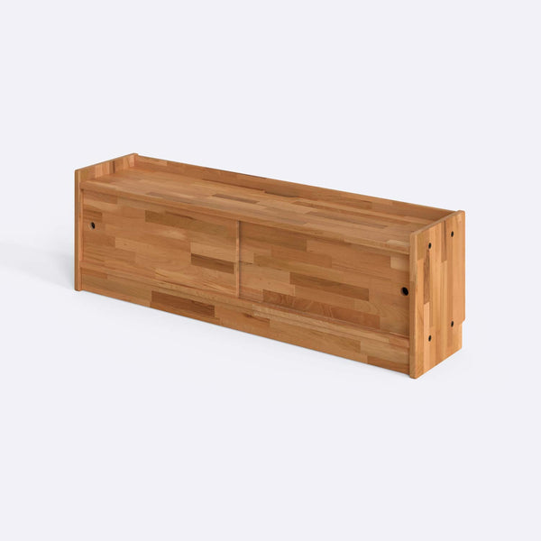 Yura TV Ünitesi 160 x 38 cm, %100 masif kayın, doğal ahşap dokusu, beyaz zeminde üç çeyrek açıdan stüdyo çekimi