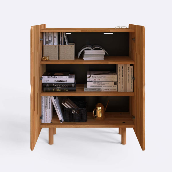 Atlas Büfe 100 x 35 cm, %100 masif kayın, kapakları açık, kitap ve kutularla düzenlenmiş üç raflı iç görünüm