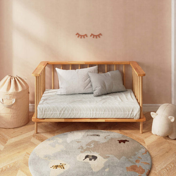 Lore Beşik 120 x 60 cm, %100 masif kayın, çocuk odasında yatak olarak kullanım görünümü