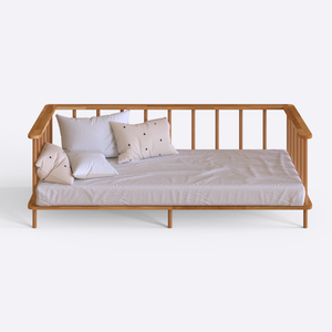 Lore Karyola 200 x 90 cm, %100 masif kayın, doğal ahşap dokusu, beyaz zeminde önden çekim