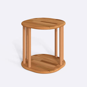 Ube Sehpa 44 x 44 cm, %100 masif kayın, doğal ahşap dokusu, beyaz zeminde üç çeyrek açıdan stüdyo çekimi