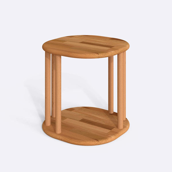 Ube Sehpa 44 x 44 cm, %100 masif kayın, doğal ahşap dokusu, beyaz zeminde üç çeyrek açıdan stüdyo çekimi
