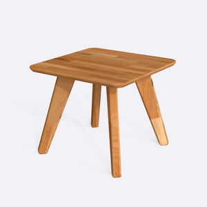 Han Kare Sehpa 58 x 58 cm, %100 masif kayın, doğal ahşap dokusu, beyaz zeminde üç çeyrek açıdan stüdyo çekimi