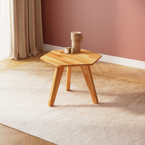 Yase Altıgen Sehpa 58 x 58 cm, %100 masif kayın, doğal ahşap dokusu, ev ortamında kullanım görünümü