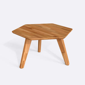 Yase Altıgen Sehpa 78 x 78 cm, %100 masif kayın, doğal ahşap dokusu, beyaz zeminde üç çeyrek açıdan stüdyo çekimi