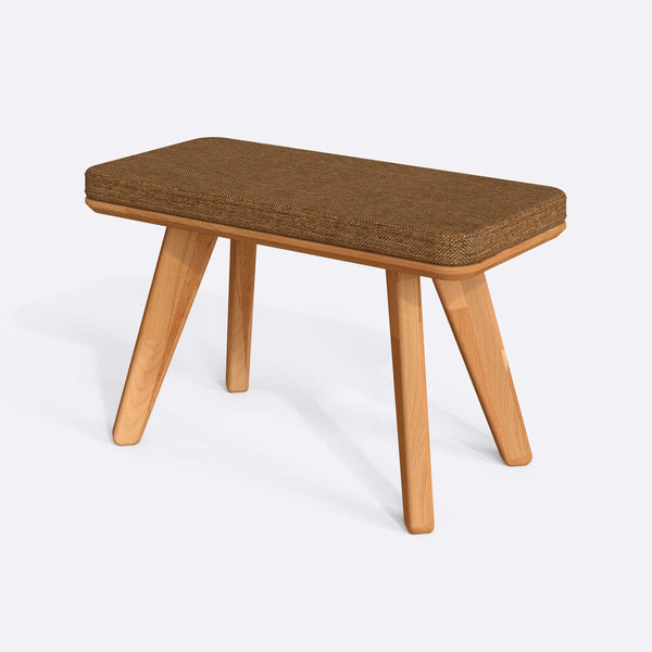 Han Bench 80 x 38 cm, badem keten döşeme, masif kayın gövde, beyaz zeminde üç çeyrek açıdan çekim