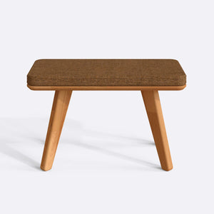 Han Bench 80 x 38 cm, badem keten döşeme, masif kayın gövde, beyaz zeminde önden stüdyo çekimi