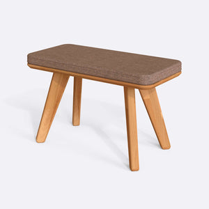 Han Bench 80 x 38 cm, kahve keten döşeme, masif kayın gövde, beyaz zeminde üç çeyrek açıdan çekim