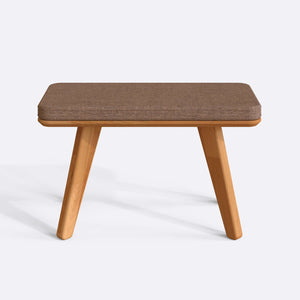 Han Bench 80 x 38 cm, kahve keten döşeme, masif kayın gövde, beyaz zeminde önden stüdyo çekimi