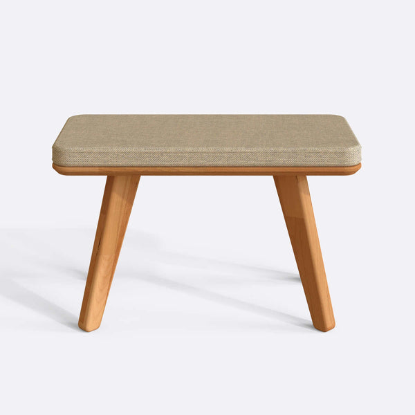 Han Bench 80 x 38 cm, kum keten döşeme, masif kayın gövde, beyaz zeminde önden stüdyo çekimi