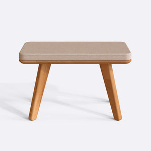 Han Bench 80 x 38 cm, ekru keten döşeme, masif kayın gövde, beyaz zeminde önden stüdyo çekimi