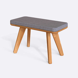 Han Bench 80 x 38 cm, gri keten döşeme, masif kayın gövde, beyaz zeminde üç çeyrek açıdan çekim