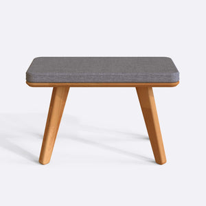 Han Bench 80 x 38 cm, gri keten döşeme, masif kayın gövde, beyaz zeminde önden stüdyo çekimi