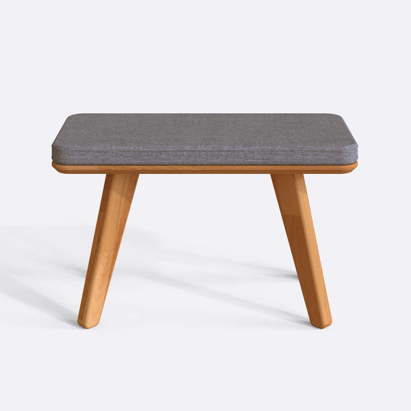 Han Bench 80 x 38 cm, gri keten döşeme, masif kayın gövde, beyaz zeminde önden stüdyo çekimi