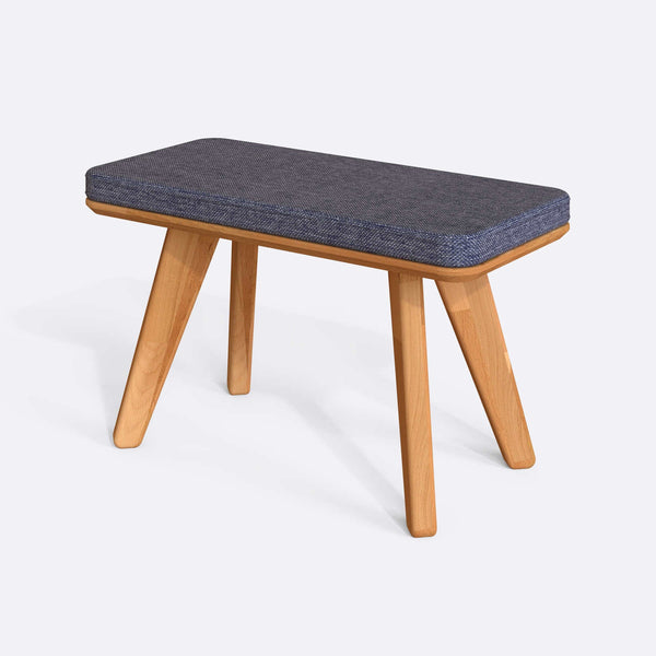 Han Bench 80 x 38 cm, kül keten döşeme, masif kayın gövde, beyaz zeminde üç çeyrek açıdan çekim