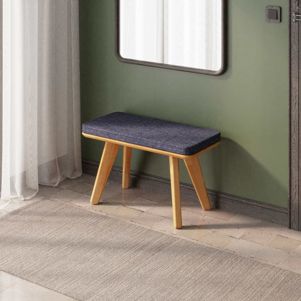 Han Bench 80 x 38 cm, lacivert keten döşeme, masif kayın gövde, ev ortamında kullanım görünümü