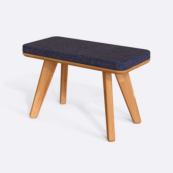 Han Bench 80 x 38 cm, lacivert keten döşeme, masif kayın gövde, beyaz zeminde üç çeyrek açıdan çekim