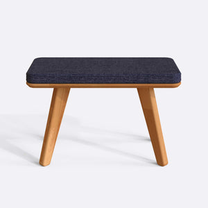 Han Bench 80 x 38 cm, lacivert keten döşeme, masif kayın gövde, beyaz zeminde önden stüdyo çekimi