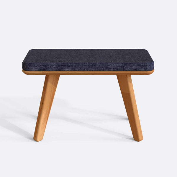 Han Bench 80 x 38 cm, lacivert keten döşeme, masif kayın gövde, beyaz zeminde önden stüdyo çekimi