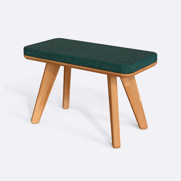 Han Bench 80 x 38 cm, petrol keten döşeme, masif kayın gövde, beyaz zeminde üç çeyrek açıdan çekim