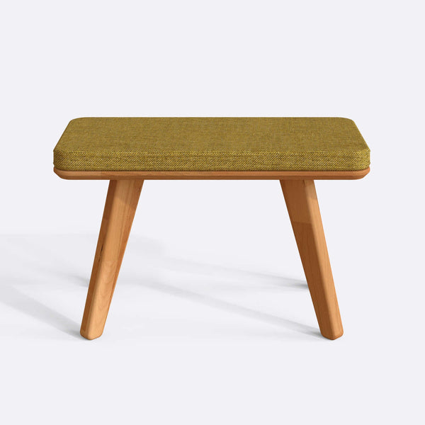 Han Bench 80 x 38 cm, sarı keten döşeme, masif kayın gövde, beyaz zeminde önden stüdyo çekimi