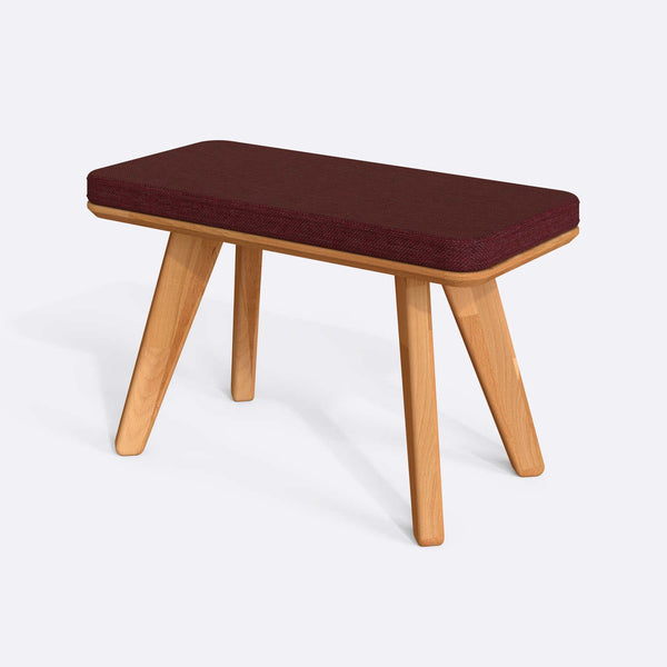 Han Bench 80 x 38 cm, bordo keten döşeme, masif kayın gövde, beyaz zeminde üç çeyrek açıdan çekim