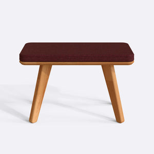 Han Bench 80 x 38 cm, bordo keten döşeme, masif kayın gövde, beyaz zeminde önden stüdyo çekimi
