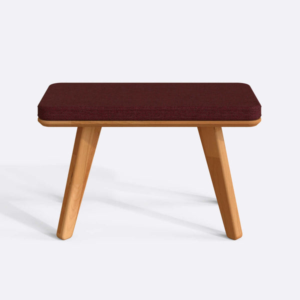 Han Bench 80 x 38 cm, bordo keten döşeme, masif kayın gövde, beyaz zeminde önden stüdyo çekimi