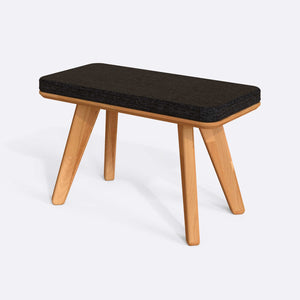 Han Bench 80 x 38 cm, siyah keten döşeme, masif kayın gövde, beyaz zeminde üç çeyrek açıdan çekim