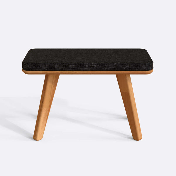 Han Bench 80 x 38 cm, siyah keten döşeme, masif kayın gövde, beyaz zeminde önden stüdyo çekimi