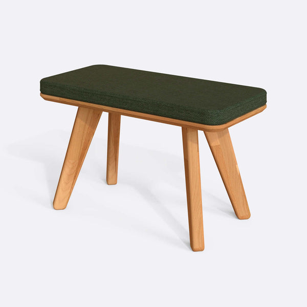 Han Bench 80 x 38 cm, yeşil keten döşeme, masif kayın gövde, beyaz zeminde üç çeyrek açıdan çekim