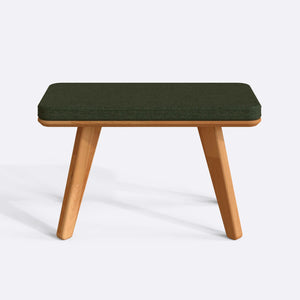 Han Bench 80 x 38 cm, yeşil keten döşeme, masif kayın gövde, beyaz zeminde önden stüdyo çekimi
