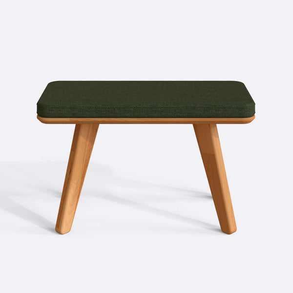 Han Bench 80 x 38 cm, yeşil keten döşeme, masif kayın gövde, beyaz zeminde önden stüdyo çekimi
