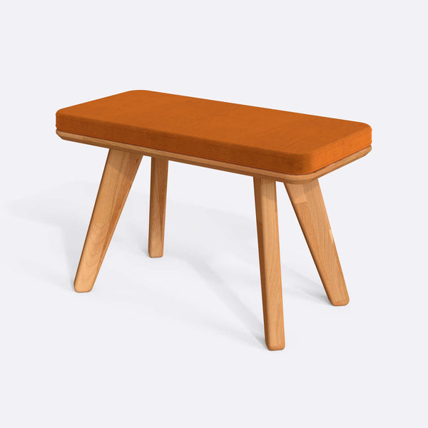 Han Bench 80 x 38 cm, badem kadife döşeme, masif kayın gövde, beyaz zeminde üç çeyrek açıdan çekim
