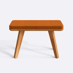 Han Bench 80 x 38 cm, badem kadife döşeme, masif kayın gövde, beyaz zeminde önden stüdyo çekimi