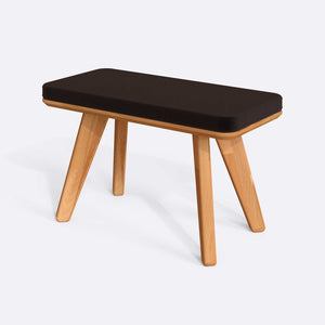 Han Bench 80 x 38 cm, kahve kadife döşeme, masif kayın gövde, beyaz zeminde üç çeyrek açıdan çekim