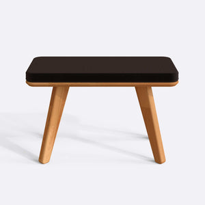 Han Bench 80 x 38 cm, kahve kadife döşeme, masif kayın gövde, beyaz zeminde önden stüdyo çekimi