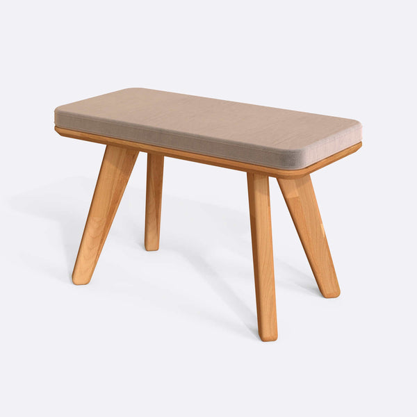 Han Bench 80 x 38 cm, kum kadife döşeme, masif kayın gövde, beyaz zeminde üç çeyrek açıdan çekim