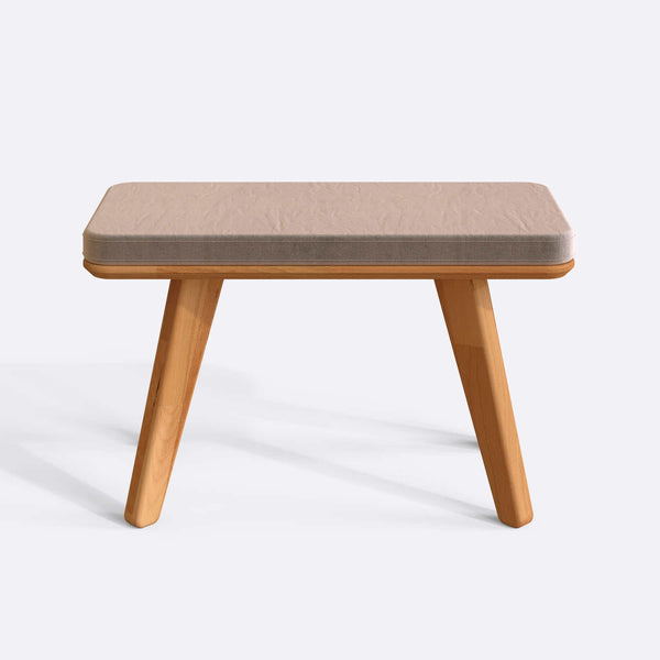 Han Bench 80 x 38 cm, kum kadife döşeme, masif kayın gövde, beyaz zeminde önden stüdyo çekimi