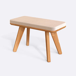 Han Bench 80 x 38 cm, ekru kadife döşeme, masif kayın gövde, beyaz zeminde üç çeyrek açıdan çekim