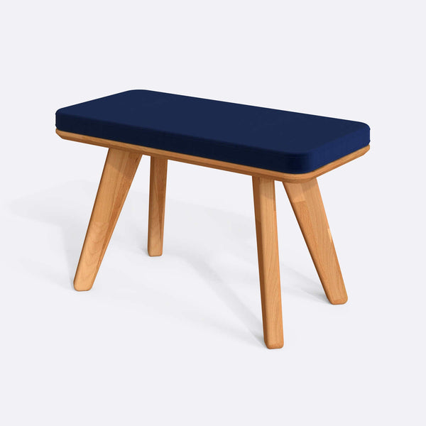 Han Bench 80 x 38 cm, lacivert kadife döşeme, masif kayın gövde, beyaz zeminde üç çeyrek açıdan çekim