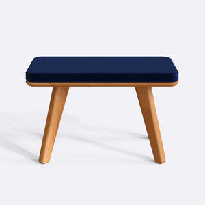 Han Bench 80 x 38 cm, lacivert kadife döşeme, masif kayın gövde, beyaz zeminde önden stüdyo çekimi