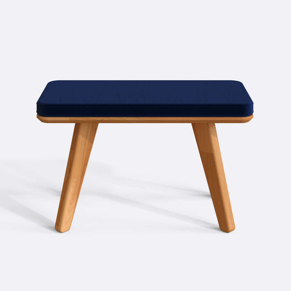 Han Bench 80 x 38 cm, lacivert kadife döşeme, masif kayın gövde, beyaz zeminde önden stüdyo çekimi