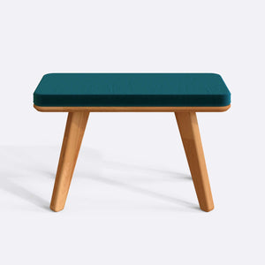 Han Bench 80 x 38 cm, petrol kadife döşeme, masif kayın gövde, beyaz zeminde önden stüdyo çekimi