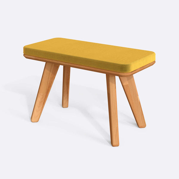 Han Bench 80 x 38 cm, sarı kadife döşeme, masif kayın gövde, beyaz zeminde üç çeyrek açıdan çekim
