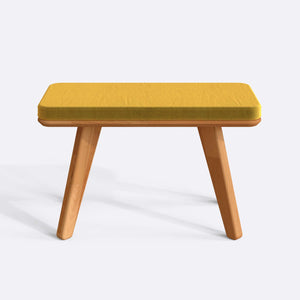 Han Bench 80 x 38 cm, sarı kadife döşeme, masif kayın gövde, beyaz zeminde önden stüdyo çekimi