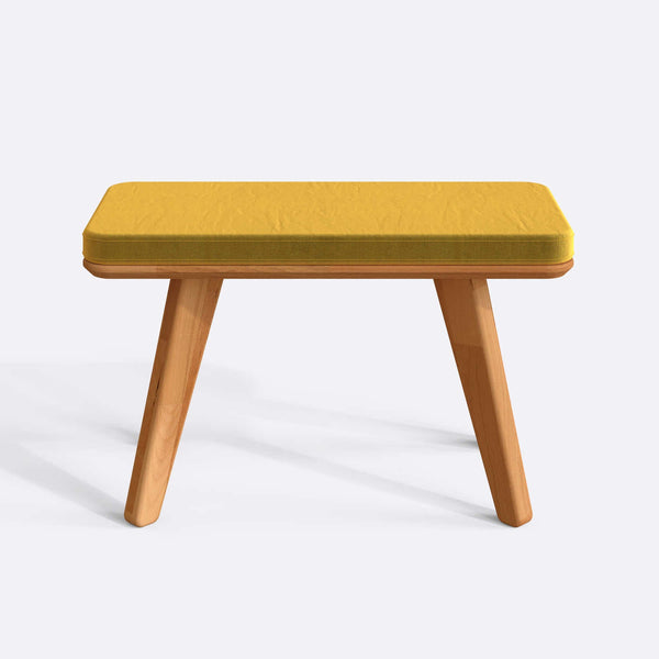 Han Bench 80 x 38 cm, sarı kadife döşeme, masif kayın gövde, beyaz zeminde önden stüdyo çekimi