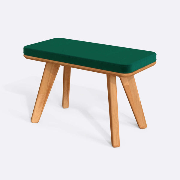 Han Bench 80 x 38 cm, zümrüt kadife döşeme, masif kayın gövde, beyaz zeminde üç çeyrek açıdan çekim