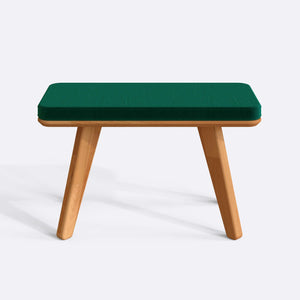 Han Bench 80 x 38 cm, zümrüt kadife döşeme, masif kayın gövde, beyaz zeminde önden stüdyo çekimi